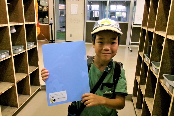 雨の中の爽やかな挨拶：東根小学校 ～自律・共生・挑戦～
