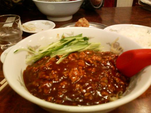 ジャージャー麺も/