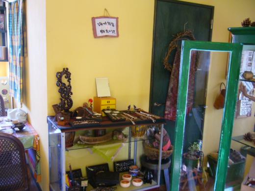 アジアン雑貨やルバーブジャム、天然酵母パンも販売/