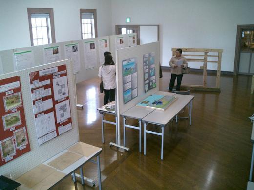 大会場一杯に設計コースと施工コースの作品が並びました/