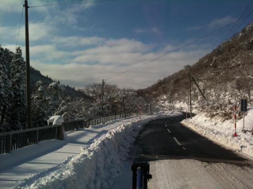 雪に埋もれた山々/