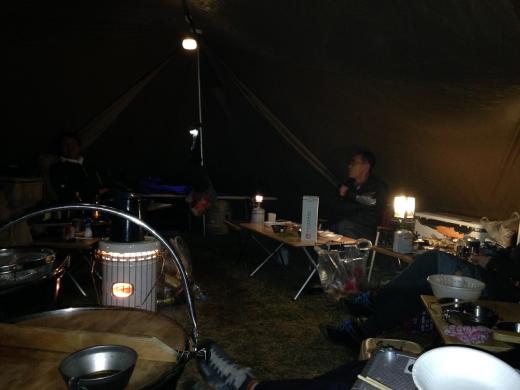 フルクローズのタープ内はヌックヌク/