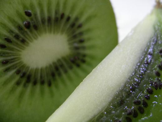 ハーフカットでそのまま食べるのがスタンダード。/