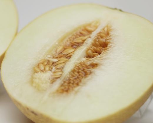 果肉は熟すにつれ色が濃くなります。/