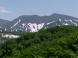 右奥に湯殿山:2006/05/29 16:43