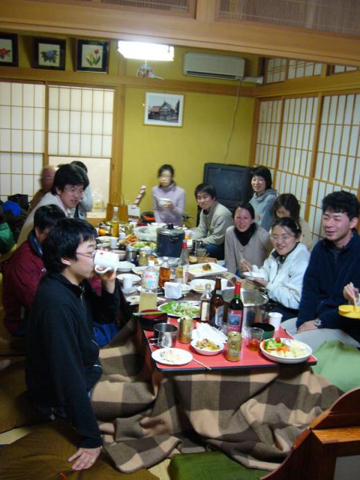 紙芝居を真剣に見るイイ大人たち22名/