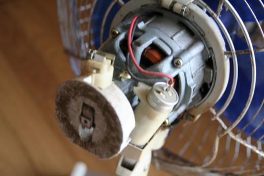 家電品>古い扇風機>ヤバッ!ショート寸前!?/