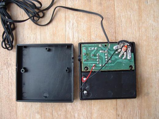 100均>新「ボリュームアンプ」>開けてみた(基板裏)/