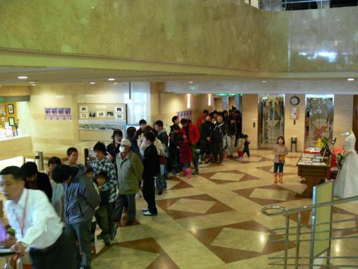 開場前の行列/