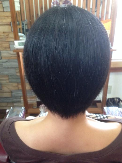 バランス良く毛量を調節して、衿足はタイトに整えました。/