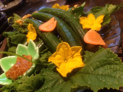 きゅうりの花と葉を添えると美味しくみえますね!/