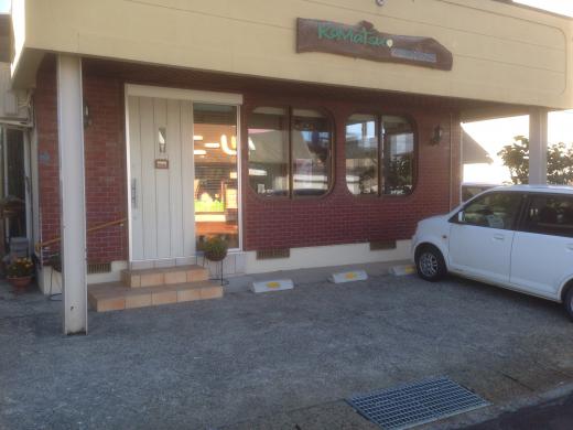 お店の前は安心して駐車できますよ♪/