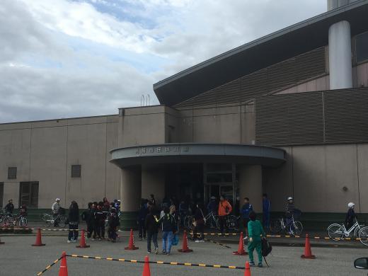 続々とエントリーの選手が受付を済ませていました。/