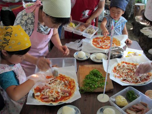 ピザ生地にトッピング/