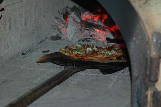 石釜でピザを焼く/