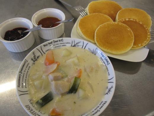 野菜たっぷり米粉シチューと米粉のパンケーキ/