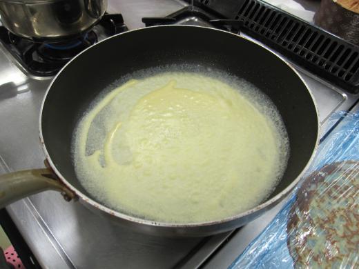 クレープを焼きます。/