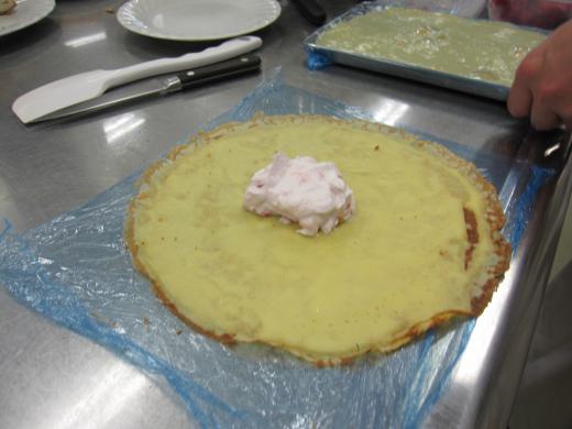 クレープ飾り付け/