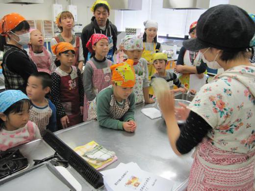 生地をたたきます。/