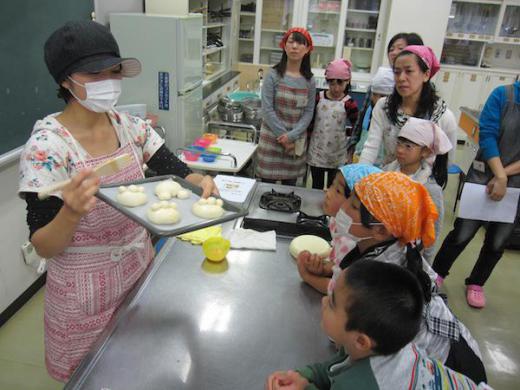 ハケで表面に卵を塗ります。/