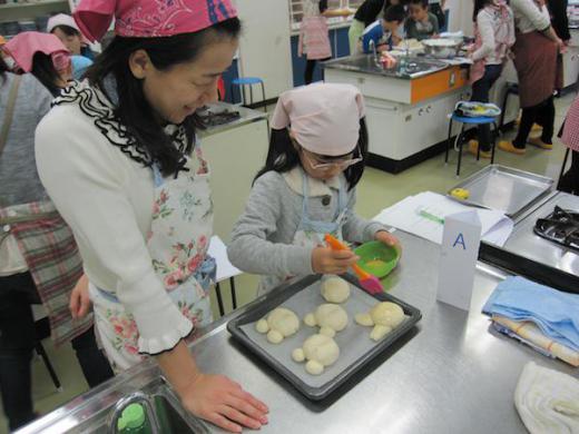 丁寧に卵を塗っていきます。/