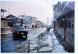 川西町小松小前のバス亭35年前と今:2017/01/05 12:20