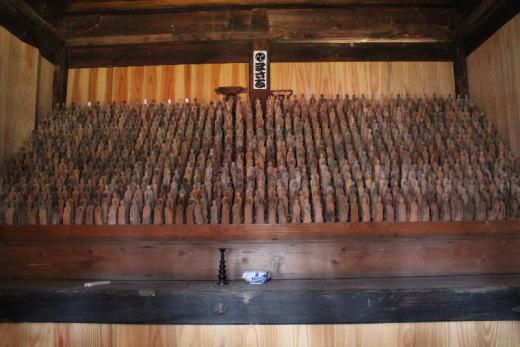 烏帽子山八幡宮参集殿下の小さなお堂に千体の地蔵が祀られている千体地蔵堂 金色堂のように屋根がイチョウでおおわれているお堂の格子から覗くと小さな木彫のお地蔵様がびっしりとならんでいます 東正寺本間住職から教えていただきました 昨年きれいに汚れを落として祀ったそうです 懐中電灯をもって覗いてみましょう/