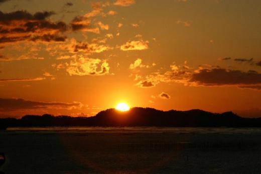 とある町の太平洋から登る朝日は神々しさを感じるほどです 日の出風景その3 初日の出ではありませんが太陽が昇る様子はどこか未来に希望を持たせてくれる風景です 今年こそは良い年でありますように/