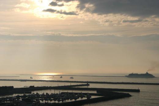 「日の出その5」はいわきの海に登る朝日です かなり前に撮影した写真ですが日の出の風景にはついついカメラを向けてしまいます 皆さんは日の出に何か忘れられない思い出がありますか/