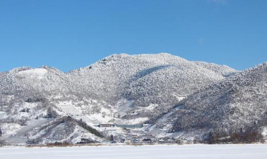 今日からまた大雪警報がでそうな雪模様です 昨日は一面の青空が広がり久しぶりの晴れとなり真っ白な十分一山を鮮やかに浮き出させてくれました 木々の枝に積もった雪が見えるような貴重な風景です 心を癒してくれる景色ですが今度はいつになったらこんな青空がみられるのでしょうか/