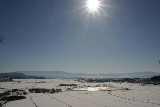 昨日(7日)一昨日(6日)と青空も見える天候で雪の心配をしている市民にとってはホッとしているのでは 今日は全国的に寒波が襲来し大雪の心配をしています あの青空がウソのようです この写真を眺めて少しでも気持ちが穏やかになればうれしいです/
