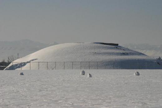 稲荷森古墳の北側の赤湯小学校から稲荷森古墳を見ると雪に覆われ巨大なお供え餅のように見え その大きさを実感することができます この稲荷森古墳の南側に南森古墳(仮称)というもっと大きな古墳があったのではと発掘が進められています 古代へのロマンがまた広がります/