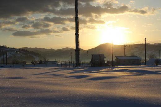 朝から眩しい太陽が雪原を射ししばらくぶりで穏やかな天候となりました 雪に反射した日の光が春を呼んでくれるかのようです 青空も見え今日は暖かな一日になり周りの雪もドンドンと解けていきます 春が一歩一歩近づいていることを実感しています/