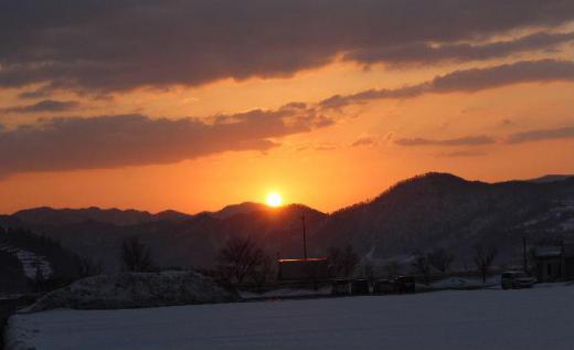 東の空が真っ赤に輝き太陽が顔を出しました 今日は良い天気なりそうで心もウキウキとします 気温も10度を超えそうで日の光のあたたかさは気持ちも温かくしてくれそうです つかの間の晴れかもしれませんがじっくりと自然の恩恵に浴したいものです/