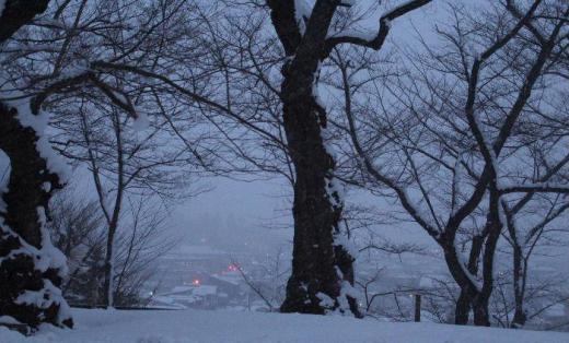 三寒四温 繰り返しながら春がやってきます 赤湯の夕景を撮りたくて烏帽子山公園に上ってみました まだ雪が降り積もり冬そのものの風景でした 南からは梅や桜のたよりもちらほら聞こえてきました 春よこい早くこい/