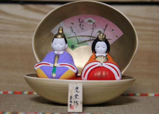 3月3日はひな祭りの日です 東京に住む娘の子どもの一人が女の子です 高校生となりもうひな祭りの年齢でなくなりました きっと雛人形も飾っていないでしょう 桃の節句です 桃の花でもかざりましょうか/