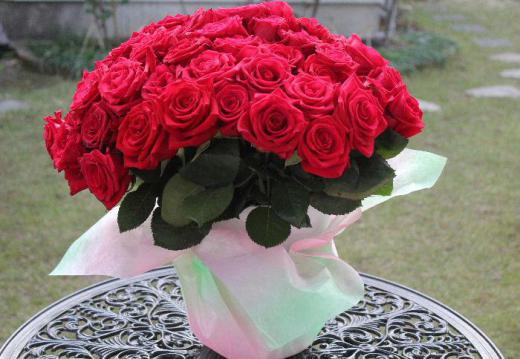 50本の真っ赤なバラが咲いていますといっても今年結婚50年の金婚式に届いた花束です 二人とも元気でこの歳まで生きてきたことに感謝しています この先のことは本当にどうなるかわかりませんが自然の美しさを力に頑張って生きていきます/