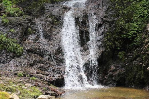 暑い日が続いています 外に出るとジリジリと肌が焼けそうな暑さです 南陽市の北小滝地区に南陽市の名瀑「くぐり滝」があります 水の流れる音とひやりとする空気はこの暑さの中で一服の清涼剤のような風景で南陽市の避暑地です /