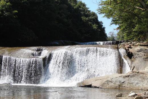昨日23日 好天に誘われてドライブにでかけました あまり遠くないところで素敵な滝を見ることができました 七ヶ宿町の滑津大滝です 滝に降りていく途中でアザミの花を見つけました 咲いている花も少しずつ少なくなりました 少しずつ紅葉が始まります 咲いている花をもう少し追いかけてみようと思います/