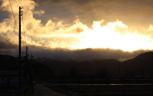 昨日の雨が上がり今朝は朝焼けに思わずカメラを持って外に飛び出しました 道路が朝日に光り行き交う車が一日のスタートを告げています 青空も見えてきました 今日は晴れるのでしょうか 撮る花も少なくなり晩秋から冬の風景ばかりとなり寂しくなります/