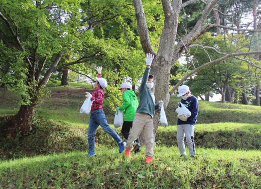 今朝も雨が降り一雨ごとに秋の深まりを感じています 草花や木々も葉を落とし始めました 先日赤湯小学校3年生が烏帽子山公園の施肥作業を烏帽子山千本桜保存会の皆さんと一緒に行いました 来年春にきれいな花をさかせてくれるように願いながら肥料まきを行いました 肥料を与えたからすぐに木々の成長につながることはないでしょうがきれいな花を咲かせてくれるを期待し来春を待ちたいものです /