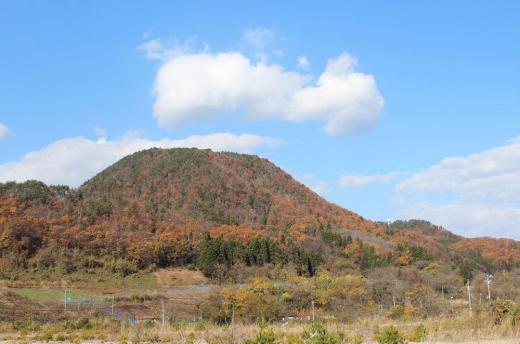 ぽかぽか陽気に誘われてちょこっとドライブに出かけました 空にはぽっかりと秋の雲が浮かび周りの山は紅葉から茶色になり秋の風情を楽しめるのもわずかとなりました カラカラと音をたてて枯れた木々の葉が舞っています/