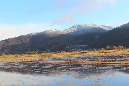 逆さ十分一山です 天候が落ち着かない中 晴れ間が見えてきたので十分一山の冠雪を撮りました 水の入った田んぼに十分一山が逆さに映し出されています 逆さ富士ならず逆さ十分一山です/