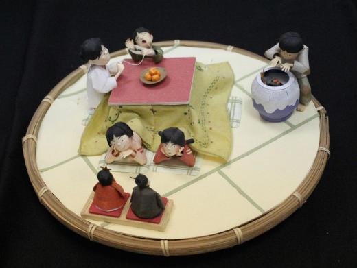 懐かしい冬の風景その2です ペーパークラフト展でみつけたコタツの風景です コタツでほぐした毛糸のセーターを巻き取る作業ですが子供の頃によくさせられたことを思い出します 今ではなくなった子どものお手伝い風景です/