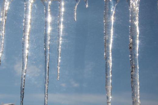 昨夜の東京は10cmの積雪で大騒ぎ 東京の孫は雪で大喜びとのこと 南陽市の今朝の最低気温が氷点下8度ほど昨日よりは低くありませんがそれでも寒い朝です 昨日撮った霧氷 つらら ・・・ /