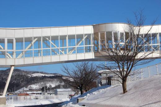 今朝も雪が降り続き積雪は昨日から20cmほどでしょうか ようやく陽が射し始めました 今日の赤湯冬点描は先日撮った赤湯小学校の空中廊下です どこか宇宙のようで南陽市ではなかなか見られない風景の一つです /