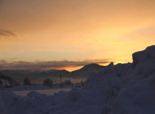 暦の上では今日は「大寒」です 昨夜からほとんど雪は降っていませんが今朝は寒い一日のスタートです 午前7時ごろようやく太陽が東の山から昇ろうとしています「大寒」ですが今日は穏やかな日になりそうです 手袋をかけていませんでしたので手がかじかんで日がの昇るまで待てませんでした/