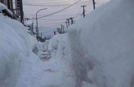 昨日夕方の歩道の様子です 右側が車道ですが私の背丈よりも高い壁が歩道と車道を仕切っており 車の通る様子がまったく見えません ここ最近このように多くの積雪はありませんでしたのでまさに豪雪の年となりました/
