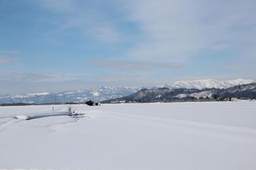 「この天気が春の始まりだといいね」こんな会話を交わしながら晴れ渡った雪原と遠くに見える飯豊や朝日を眺めました あんなに真っ白だった道路の両側は汚れて真っ黒になっています これから春に向かっていくのだといいのにと思いながら/