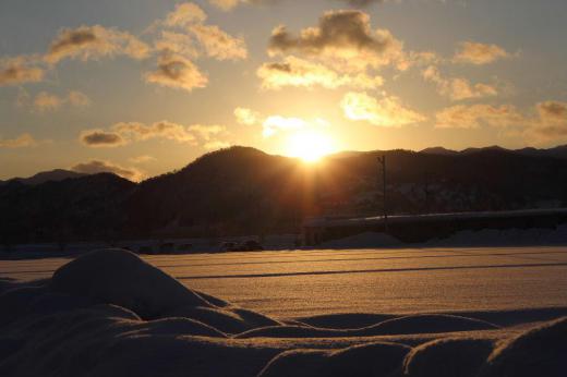 今日から2月 春の足音が少しずつ高くなってきます 今朝は真っ赤な朝日が昇る様子を撮影しました 朝から良い天気になりそうです このまま晴れが続いてくれることを願うばかりです/